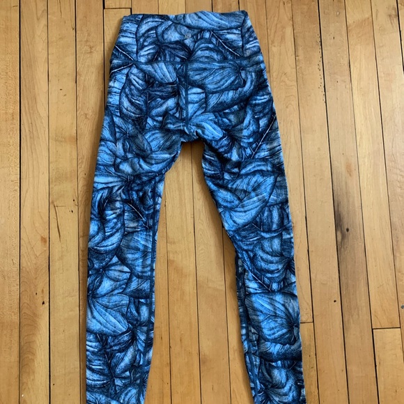 Rare lululemon align leggings pattern. Size 6, like new condition. - Picture 2 of 3